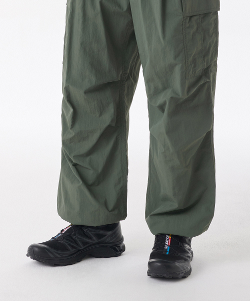 MUSINSA STANDARD（ムシンサスタンダード）の「ナイロンワンタックパラシュートカーゴパンツ[カーキ]（スウェットパンツ・メンズ・その他・40/38/42/36/34/32/30/26/28）」の9枚目の写真
