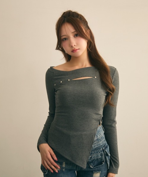 TITTY&CO.（ティティーアンドコー）の「アシメデザインスタッズリブトップス（Tシャツ/カットソー・レディース・グレー/ブラック・FREE）」の2枚目の写真