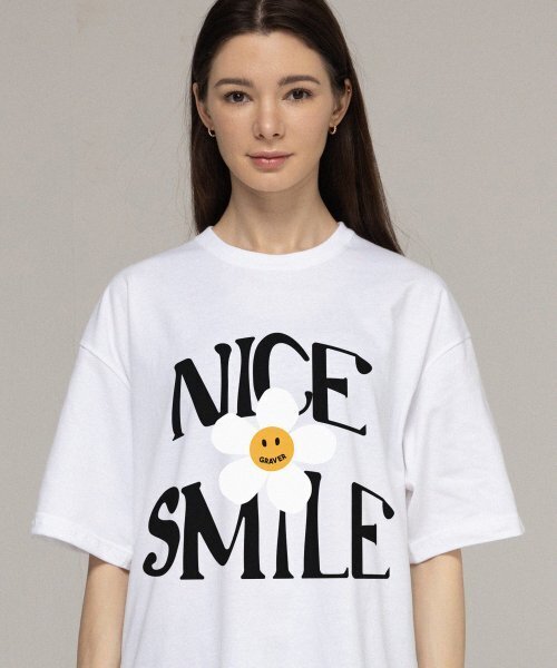 GRAVER（グレーバー）の「[ユニセックス]ナイススマイルロゴフラワー半袖Tシャツ_ホワイト（Tシャツ/カットソー・レディース・ホワイト・SMALL/MEDIUM/LARGE/X-LARGE）」の2枚目の写真