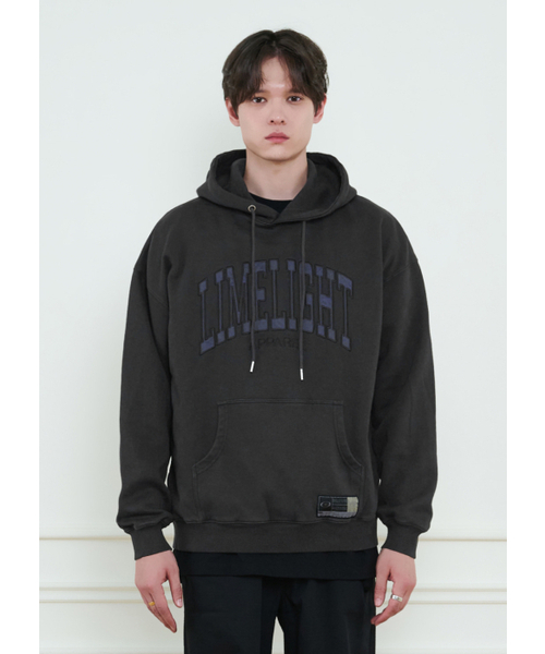 LIMELIGHT APPAREL(ライムライトアパレル)の「アパレルピグメントアーチロゴオーバーサイズフードパーカー(ブラック/ブルー)(パーカー・メンズ・その他・SMALL/MEDIUM/LARGE/X-LARGE)」の1枚目の写真