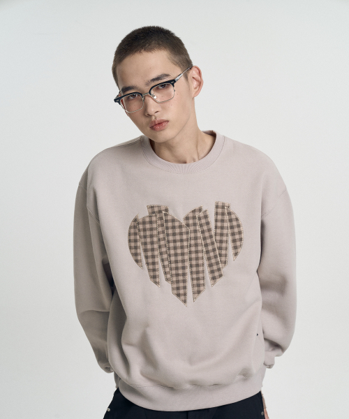 MOO(エムオーオー)の「チェックハートアップリケスウェットシャツ - サンドベージュ(スウェット・メンズ・ベージュ・MEDIUM/LARGE)」の1枚目の写真