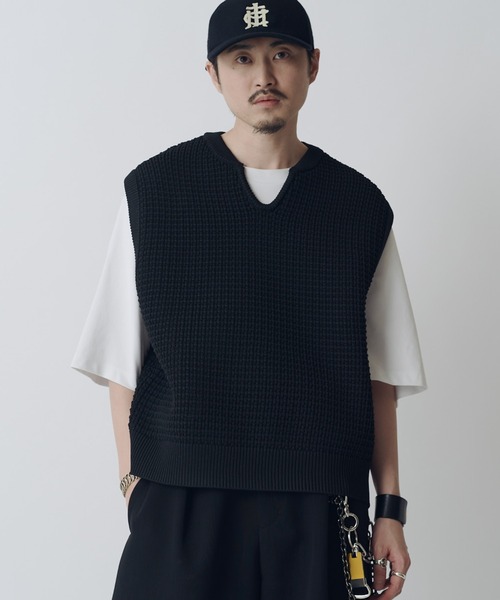 Lui's（ルイス）の「SURJENT ノースリーブスキッパーニット（ニット/セーター・メンズ・ブラック/アイボリー・1/2）」の2枚目の写真