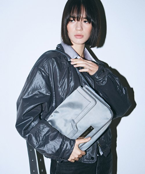 NICK&NICOLE(ニックアンドニコール)の「CRYSTAL WAVE POINT MESSENGER BAG_CHARCOAL(ショルダーバッグ・レディース・その他・ONE SIZE)」の2枚目の写真