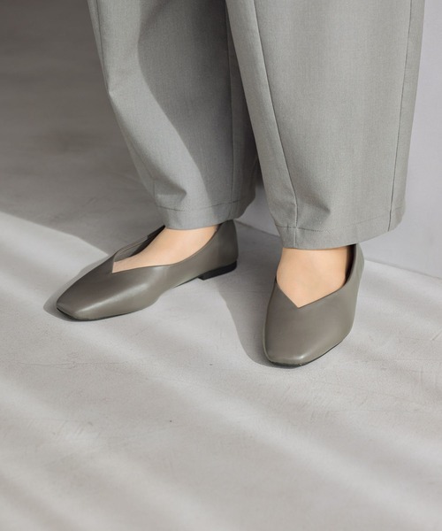 studio CLIP(スタディオクリップ)の「やわ楽Vカットパンプス(パンプス・レディース・ブラック/アイボリー/ダークグレー/その他1・MEDIUM/LARGE)」の3枚目の写真