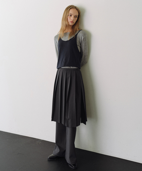URAGO（ユラーゴ）の「Pleats layered skirt（スカート・レディース・ダークグレー・FREE）」の2枚目の写真