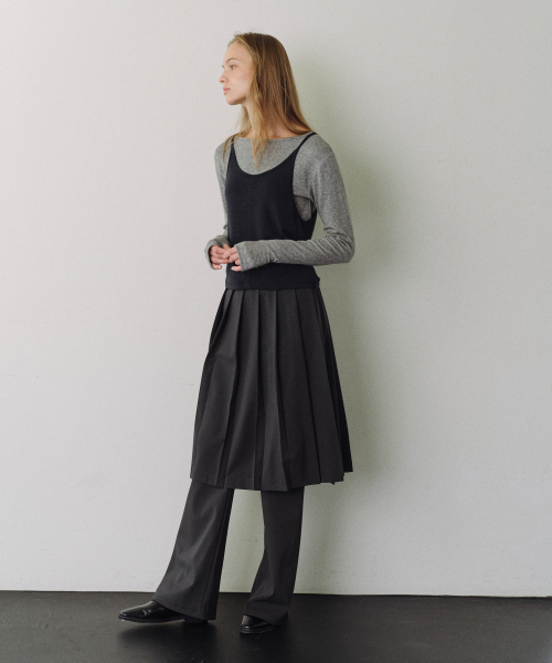 URAGO（ユラーゴ）の「Pleats layered skirt（スカート・レディース・ダークグレー・FREE）」の3枚目の写真