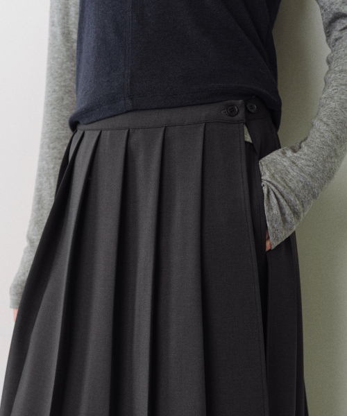 URAGO（ユラーゴ）の「Pleats layered skirt（スカート・レディース・ダークグレー・FREE）」の4枚目の写真