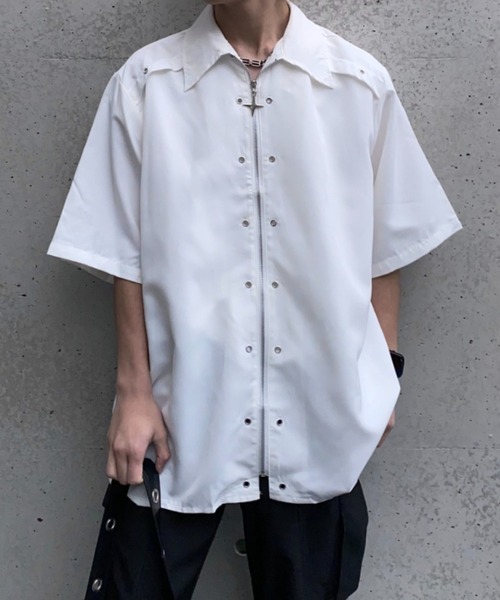 lilful(リルフル)の「【26年春夏新作】クロスジップアップギミック半袖シャツ(シャツ/ブラウス・メンズ・ブラック/ホワイト・L/M)」の1枚目の写真