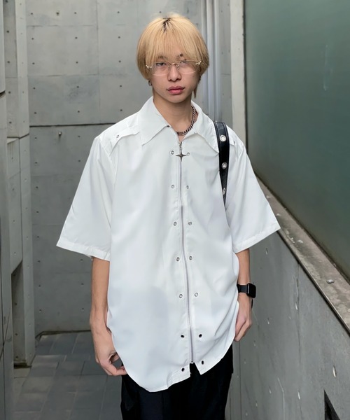 lilful(リルフル)の「【26年春夏新作】クロスジップアップギミック半袖シャツ(シャツ/ブラウス・メンズ・ブラック/ホワイト・L/M)」の4枚目の写真