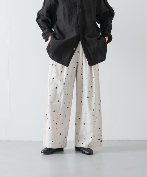 かぐれ(カグレ)の「ツバメ刺繍イージーパンツ(その他パンツ・レディース・ブラック/アイボリー・FREE)」の1枚目の写真