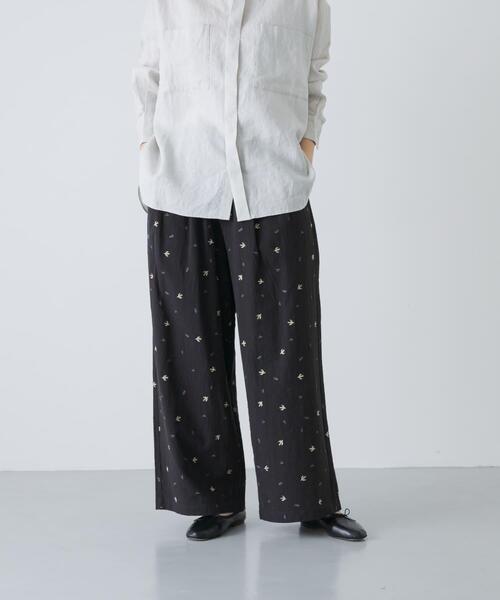 かぐれ(カグレ)の「ツバメ刺繍イージーパンツ(その他パンツ・レディース・ブラック/アイボリー・FREE)」の2枚目の写真