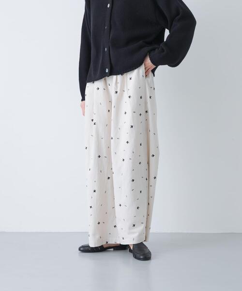 かぐれ(カグレ)の「ツバメ刺繍イージーパンツ(その他パンツ・レディース・ブラック/アイボリー・FREE)」の9枚目の写真