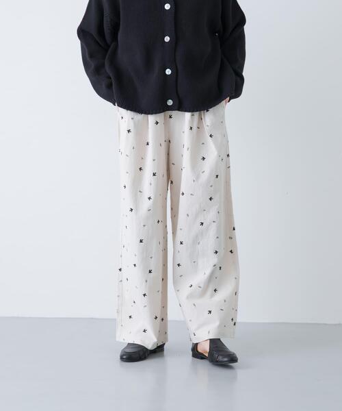 かぐれ(カグレ)の「ツバメ刺繍イージーパンツ(その他パンツ・レディース・ブラック/アイボリー・FREE)」の10枚目の写真
