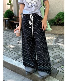 レディースのデニムパンツ（ブラック/黒色系・ドット柄）ファッション