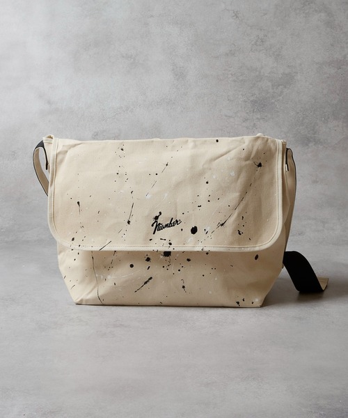 NUMBER (N)INE(ナンバーナイン)の「HAND PAINTED CANVAS 2WAY HANDLE FLAP SHOULDER BAG / LARGE / ハンドペイント コットン キャンバス 2way ハンドル フラップ ショルダーバッグ ラージサイズ(ショルダーバッグ・メンズ・アイボリー系2/ブラック系その他2/アイボリー/ブラック・FREE)」の4枚目の写真