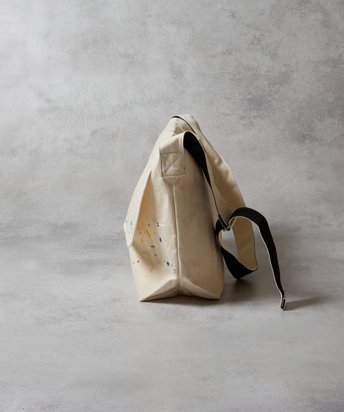 NUMBER (N)INE(ナンバーナイン)の「HAND PAINTED CANVAS 2WAY HANDLE FLAP SHOULDER BAG / LARGE / ハンドペイント コットン キャンバス 2way ハンドル フラップ ショルダーバッグ ラージサイズ(ショルダーバッグ・メンズ・アイボリー系2/ブラック系その他2/アイボリー/ブラック・FREE)」の13枚目の写真