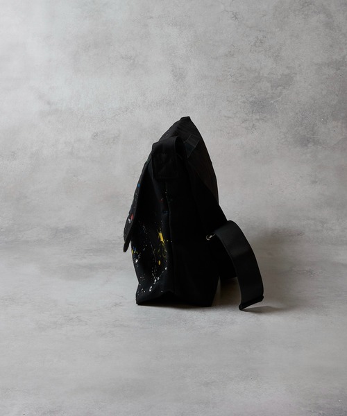 NUMBER (N)INE(ナンバーナイン)の「HAND PAINTED CANVAS 2WAY HANDLE FLAP SHOULDER BAG / LARGE / ハンドペイント コットン キャンバス 2way ハンドル フラップ ショルダーバッグ ラージサイズ(ショルダーバッグ・メンズ・アイボリー系2/ブラック系その他2/アイボリー/ブラック・FREE)」の7枚目の写真