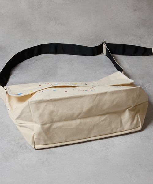 NUMBER (N)INE(ナンバーナイン)の「HAND PAINTED CANVAS 2WAY HANDLE FLAP SHOULDER BAG / LARGE / ハンドペイント コットン キャンバス 2way ハンドル フラップ ショルダーバッグ ラージサイズ(ショルダーバッグ・メンズ・アイボリー系2/ブラック系その他2/アイボリー/ブラック・FREE)」の19枚目の写真