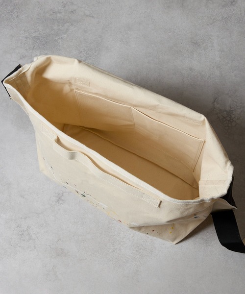 NUMBER (N)INE(ナンバーナイン)の「HAND PAINTED CANVAS 2WAY HANDLE FLAP SHOULDER BAG / LARGE / ハンドペイント コットン キャンバス 2way ハンドル フラップ ショルダーバッグ ラージサイズ(ショルダーバッグ・メンズ・アイボリー系2/ブラック系その他2/アイボリー/ブラック・FREE)」の20枚目の写真