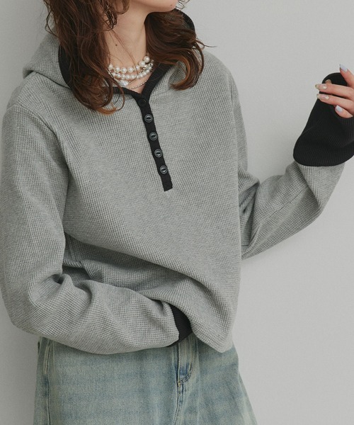 ad thie（アドティエ）の「バイカラー ワッフル パーカー（パーカー・レディース・ライトグレー系1/オフホワイト/ブラック/ライトグレー系2/チャコールグレー・FREE）」の4枚目の写真
