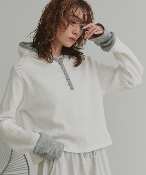 ad thie（アドティエ）の「バイカラー ワッフル パーカー（パーカー・レディース・ライトグレー系1/オフホワイト/ブラック/ライトグレー系2/チャコールグレー・FREE）」の2枚目の写真