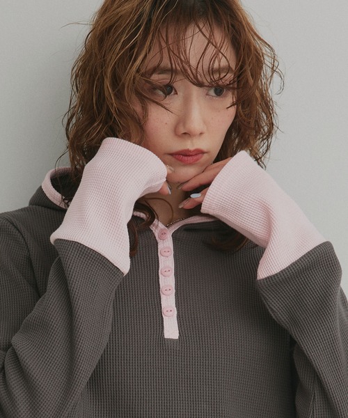 ad thie（アドティエ）の「バイカラー ワッフル パーカー（パーカー・レディース・ライトグレー系1/オフホワイト/ブラック/ライトグレー系2/チャコールグレー・FREE）」の3枚目の写真