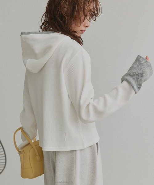 ad thie（アドティエ）の「バイカラー ワッフル パーカー（パーカー・レディース・ライトグレー系1/オフホワイト/ブラック/ライトグレー系2/チャコールグレー・FREE）」の10枚目の写真