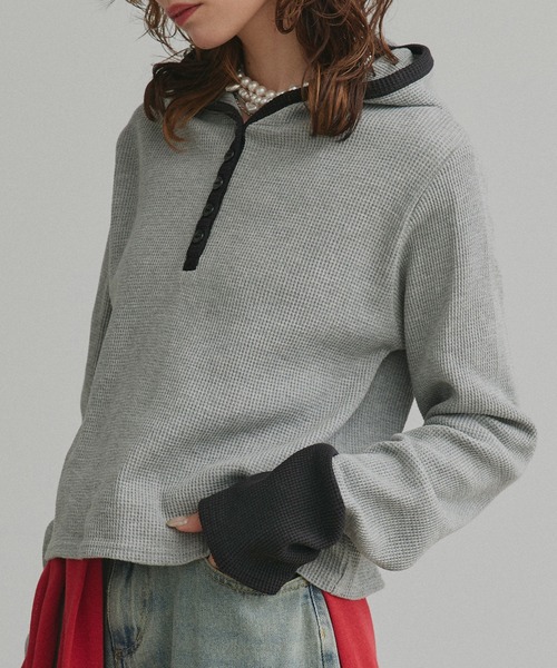 ad thie（アドティエ）の「バイカラー ワッフル パーカー（パーカー・レディース・ライトグレー系1/オフホワイト/ブラック/ライトグレー系2/チャコールグレー・FREE）」の22枚目の写真