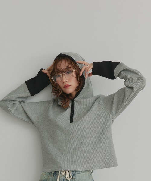 ad thie（アドティエ）の「バイカラー ワッフル パーカー（パーカー・レディース・ライトグレー系1/オフホワイト/ブラック/ライトグレー系2/チャコールグレー・FREE）」の15枚目の写真