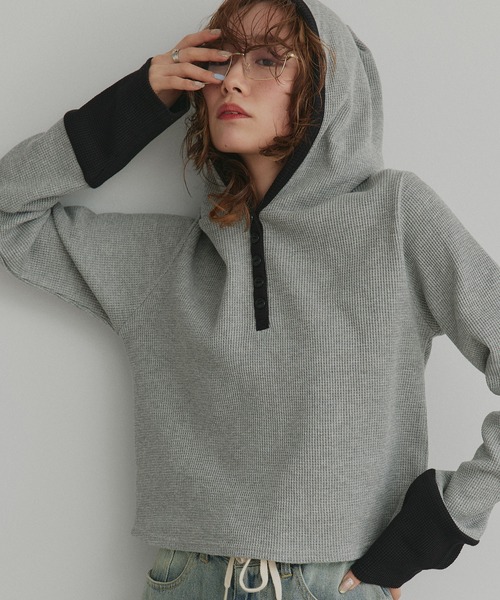 ad thie（アドティエ）の「バイカラー ワッフル パーカー（パーカー・レディース・ライトグレー系1/オフホワイト/ブラック/ライトグレー系2/チャコールグレー・FREE）」の16枚目の写真