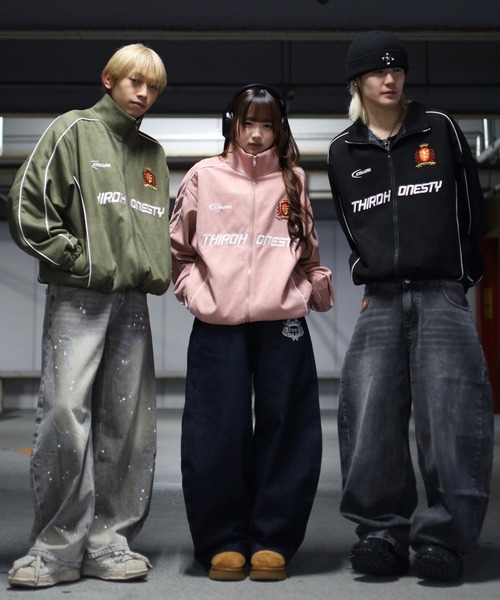 ATMARK(アットマーク)の「《2サイズ展開 / UNISEX 》ATMARK エンブレムロゴスウェードトラックジャケット(ブルゾン・レディース・カーキ/ピンク/ブラック・L/M)」の4枚目の写真