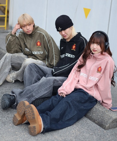 ATMARK(アットマーク)の「《2サイズ展開 / UNISEX 》ATMARK エンブレムロゴスウェードトラックジャケット(ブルゾン・レディース・カーキ/ピンク/ブラック・L/M)」の9枚目の写真