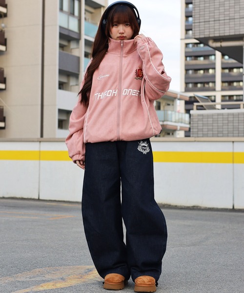ATMARK(アットマーク)の「《2サイズ展開 / UNISEX 》ATMARK エンブレムロゴスウェードトラックジャケット(ブルゾン・レディース・カーキ/ピンク/ブラック・L/M)」の11枚目の写真