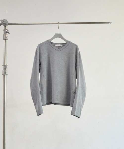 NVRFRGT(ネヴァーフォーゲット)の「PANELLED V-NECK LONG SLEEVE T-SHIRT(Tシャツ/カットソー・メンズ・ブラウン/ライトグレー/グレー・2/1)」の2枚目の写真