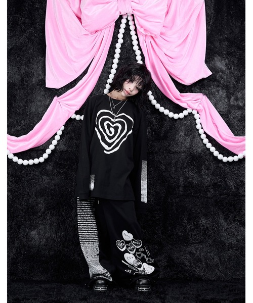 AVENCHUMU(アバンチュウム)の「Swirl heart illusutration long sleeve T-shirt(Tシャツ/カットソー・レディース・グレー/ブラック×ピンク/ブラック×ホワイト・FREE)」の4枚目の写真