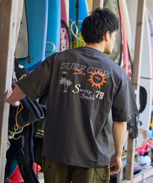Sunny Smith(サニースミス)の「【SUNNY SMITH】SURF CLUB 両面刺繍Tシャツ(Tシャツ/カットソー・メンズ・ホワイト/スミクロ/アッシュグレー・MEDIUM/LARGE)」の1枚目の写真