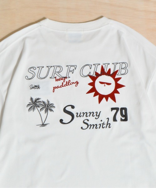 Sunny Smith(サニースミス)の「【SUNNY SMITH】SURF CLUB 両面刺繍Tシャツ(Tシャツ/カットソー・メンズ・ホワイト/スミクロ/アッシュグレー・MEDIUM/LARGE)」の6枚目の写真