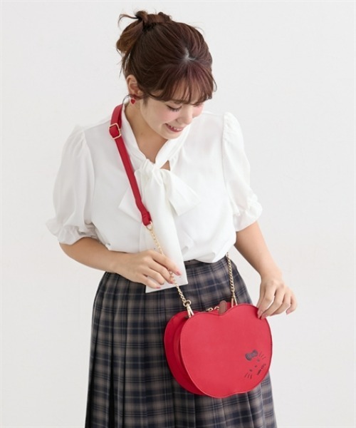 sanrio(サンリオ)の「Hello Kitty(ハローキティ)リンゴモチーフショルダーバッグ(ショルダーバッグ・レディース・ブラック系/レッド系・FREE)」の8枚目の写真