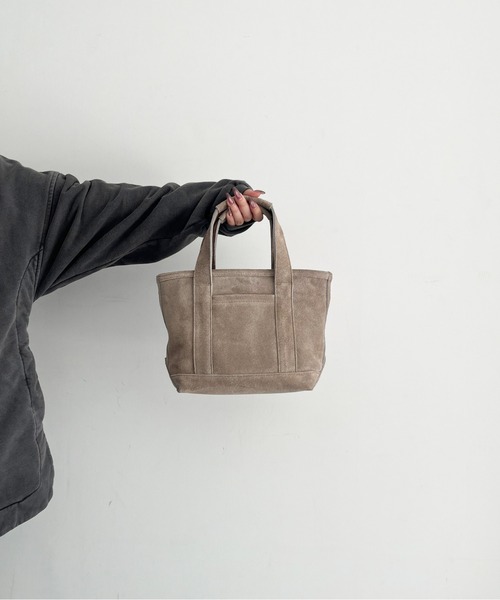 KAIKO(カイコー)の「KAIKO Suede hand bag(ハンドバッグ・メンズ・サンドベージュ・OS)」の1枚目の写真