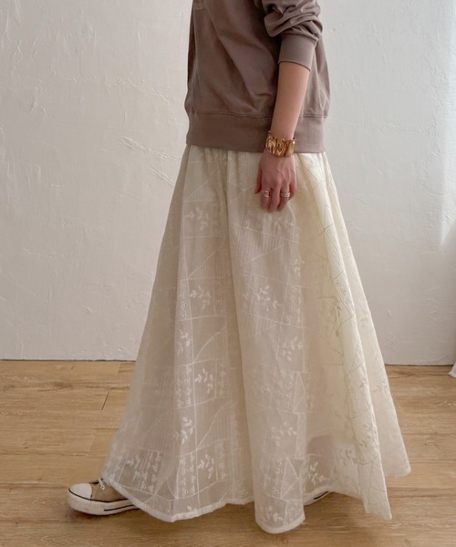 LBC（エルビーシー）の「パッチワーク風レースギャザーロングスカート（スカート・レディース・オフホワイト/ブラック・M）」の3枚目の写真