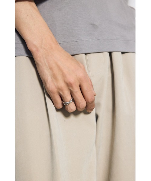 AZUL by moussy(アズールバイマウジー)の「ツイストリング(リング・メンズ・ブラック/シルバー・LARGE/MEDIUM)」の9枚目の写真