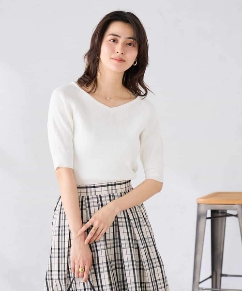 a.v.v(アーヴェヴェ)の「Vネックデコルテニット(ニット/セーター・レディース・ネイビー/アイボリー・38/40)」の7枚目の写真
