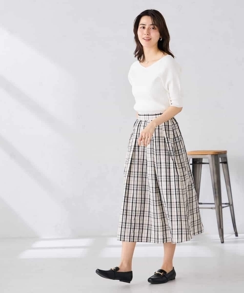a.v.v(アーヴェヴェ)の「Vネックデコルテニット(ニット/セーター・レディース・ネイビー/アイボリー・38/40)」の13枚目の写真