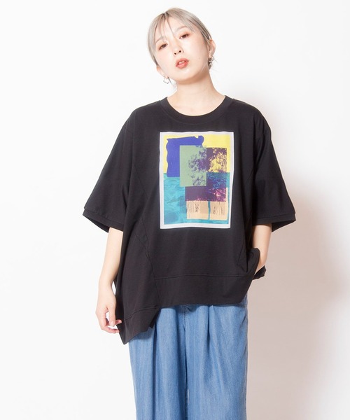 OSMOSIS(オズモーシス)の「アシンメトリーグラフィックTシャツ(Tシャツ/カットソー・レディース・ホワイト/チャコール/ブラック・ONE SIZE)」の1枚目の写真