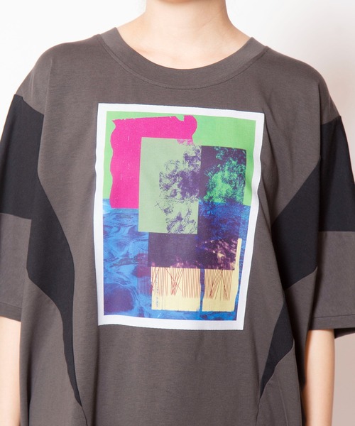 OSMOSIS(オズモーシス)の「アシンメトリーグラフィックTシャツ(Tシャツ/カットソー・レディース・ホワイト/チャコール/ブラック・ONE SIZE)」の18枚目の写真