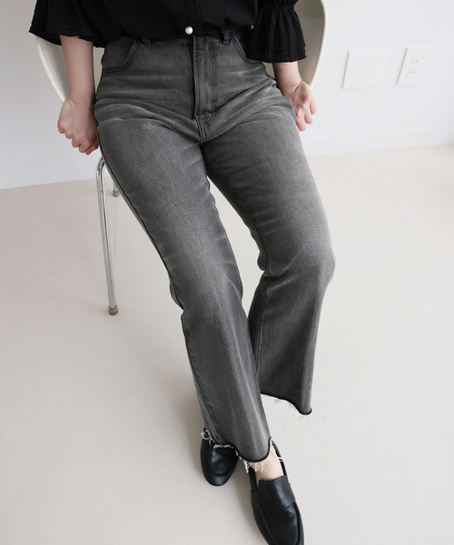 IENA(イエナ)の「BLACK クロップドデニムパンツ(デニムパンツ・レディース・ブラック/ブルー・36/34/38)」の2枚目の写真