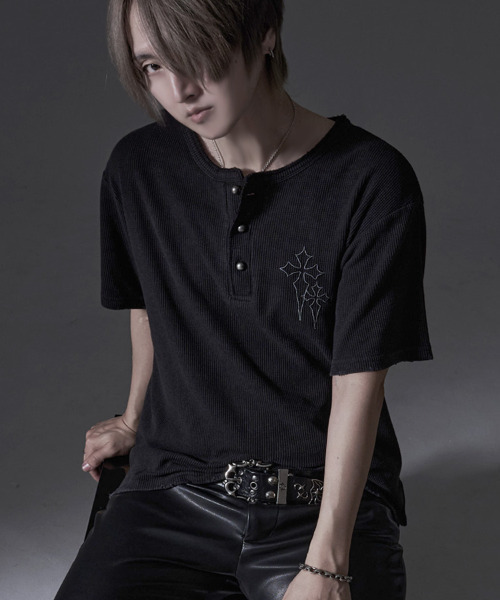 RUDOL(ルドル)の「『RUDOL/ルドル』ヴィンテージクロス刺繍ワッフルダメージヘンリーネックTシャツ(Tシャツ/カットソー・メンズ・レッド/アイボリー/チャコール/ブラック・L/M)」の2枚目の写真