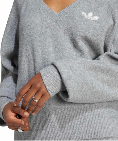 adidas(アディダス)の「adidas ESSENTIALS KNIT SWEATSHIRT / アディダス エッセンシャルズ ニット スウェットシャツ(ニット/セーター・レディース・グレー・S/M/L)」の4枚目の写真