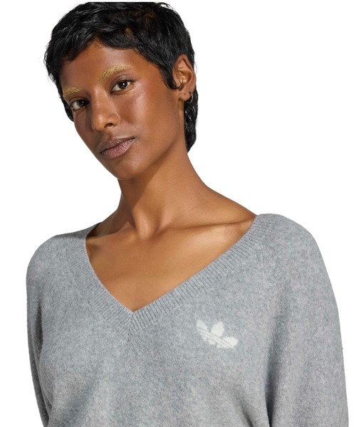 adidas(アディダス)の「adidas ESSENTIALS KNIT SWEATSHIRT / アディダス エッセンシャルズ ニット スウェットシャツ(ニット/セーター・レディース・グレー・S/M/L)」の2枚目の写真