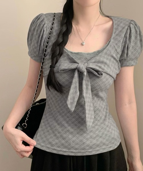 2ly2(トゥーリートゥー)の「チェック柄リボントップス レディース 半袖 パフスリーブ フィット(Tシャツ/カットソー・レディース・ホワイト/アイボリー/グレー・FREE)」の3枚目の写真
